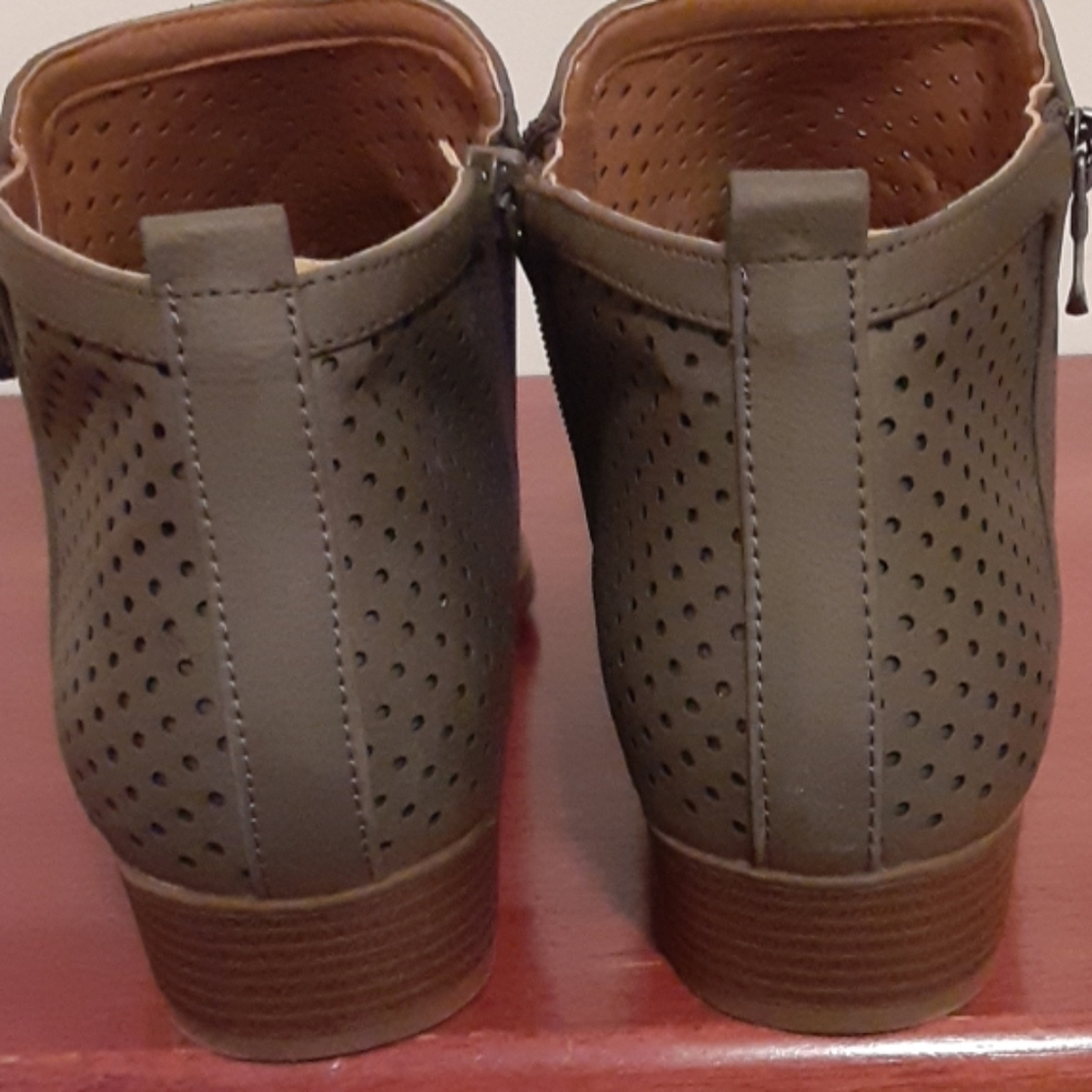Shoes - Picture 3 of 8